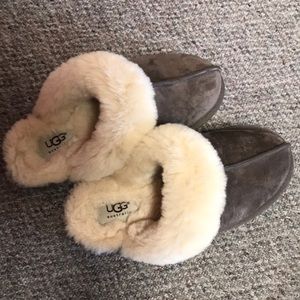 Women’s ugg slippers size 6